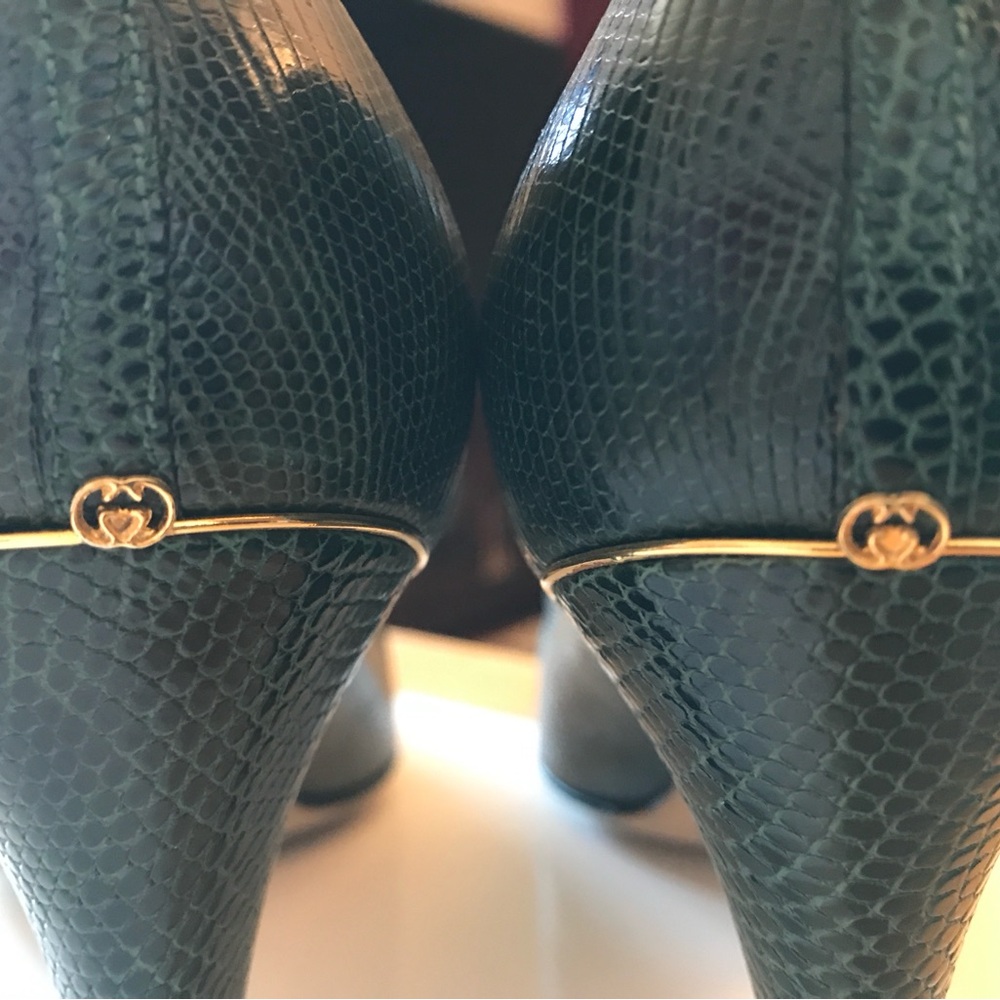 Vintage 1980s Gucci pumps. Size 38B. Dark green embossed leather. - Picture 7 of 13